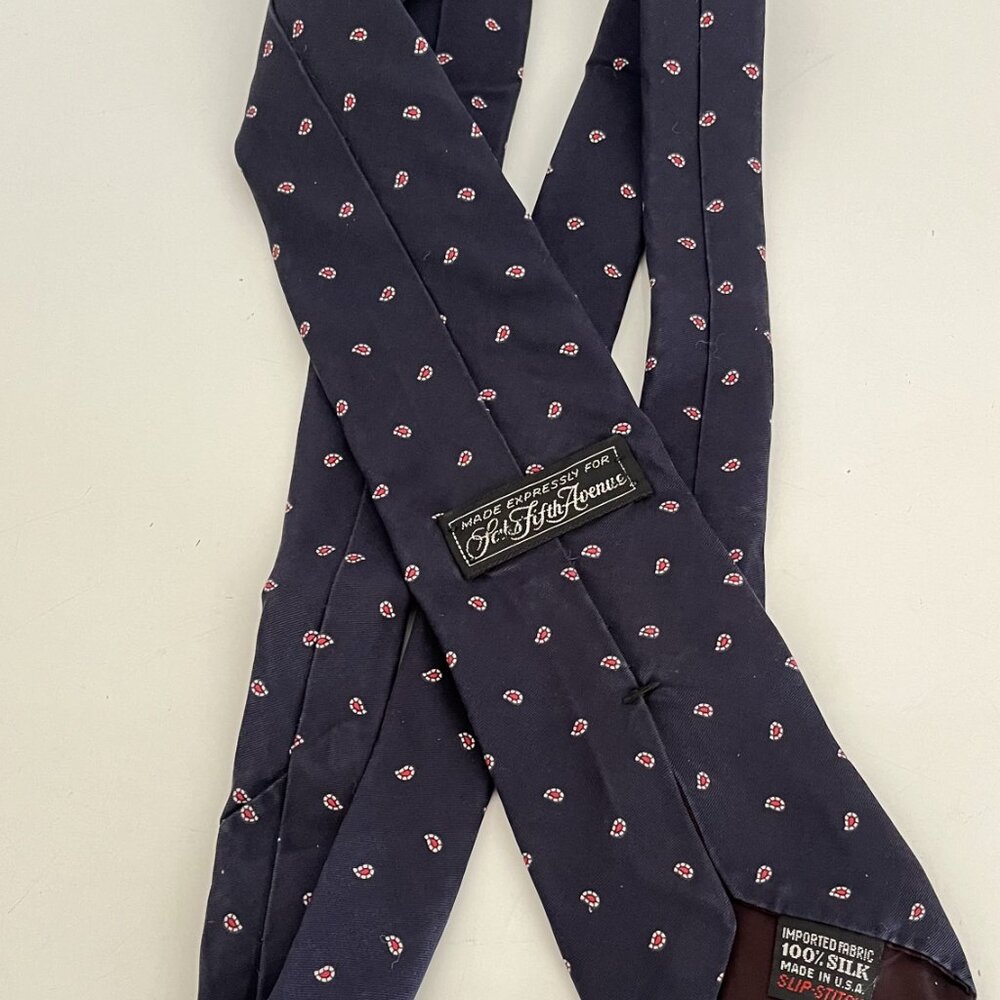 Saks Fifth Avenue Vintage Men's Red Paisley Silk Necktie - Preowned